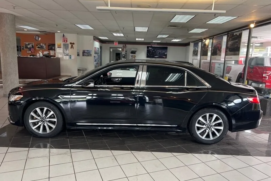 2017 Lincoln Continental Premiere photo 1