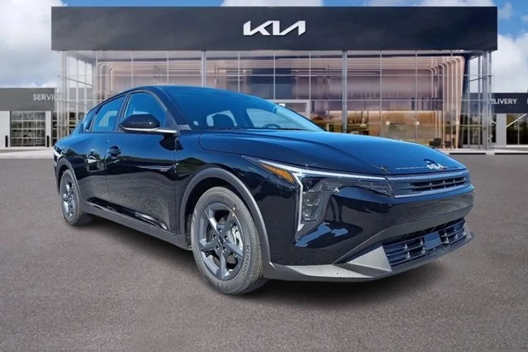 2025 Kia K4 LXS photo 1