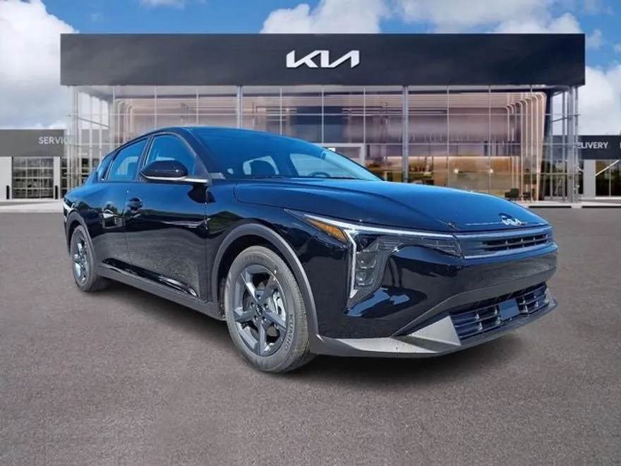2025 Kia K4 LXS photo 1
