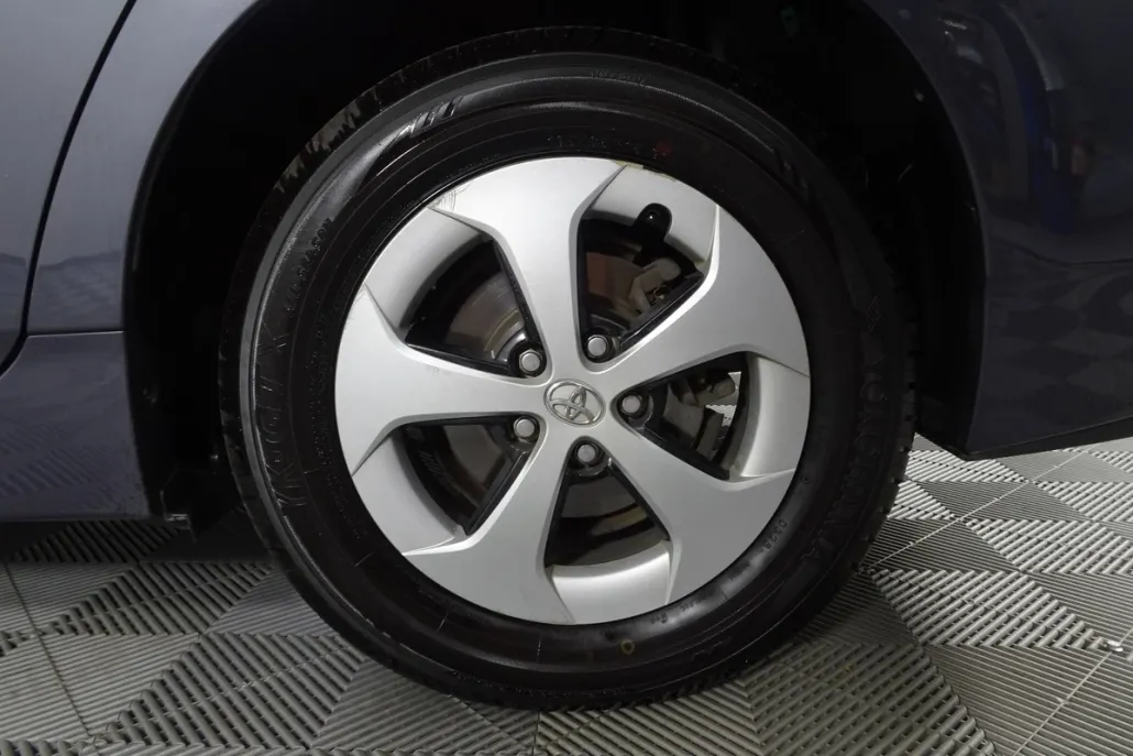 2013 Toyota Prius Three photo 1