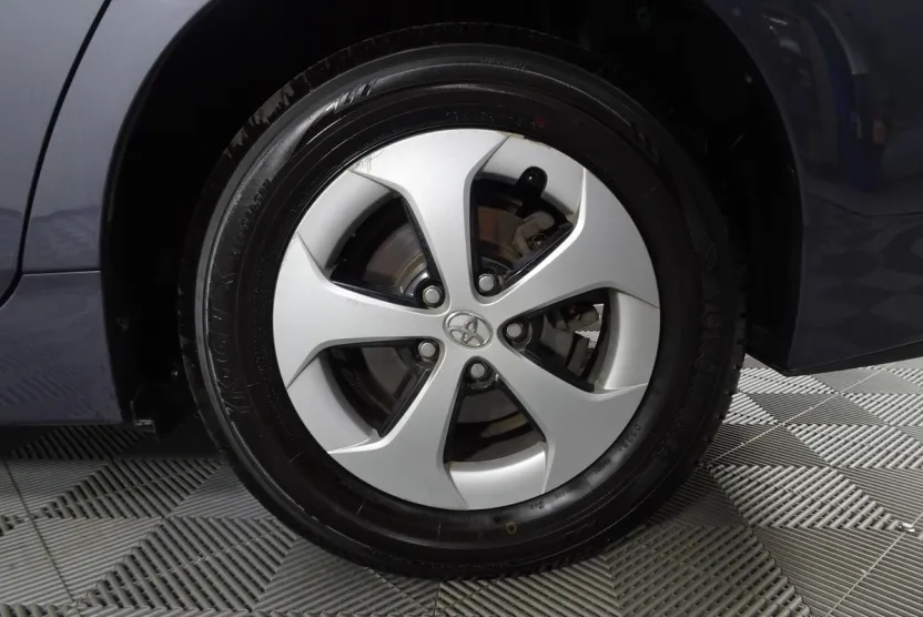 2013 Toyota Prius Three photo 1