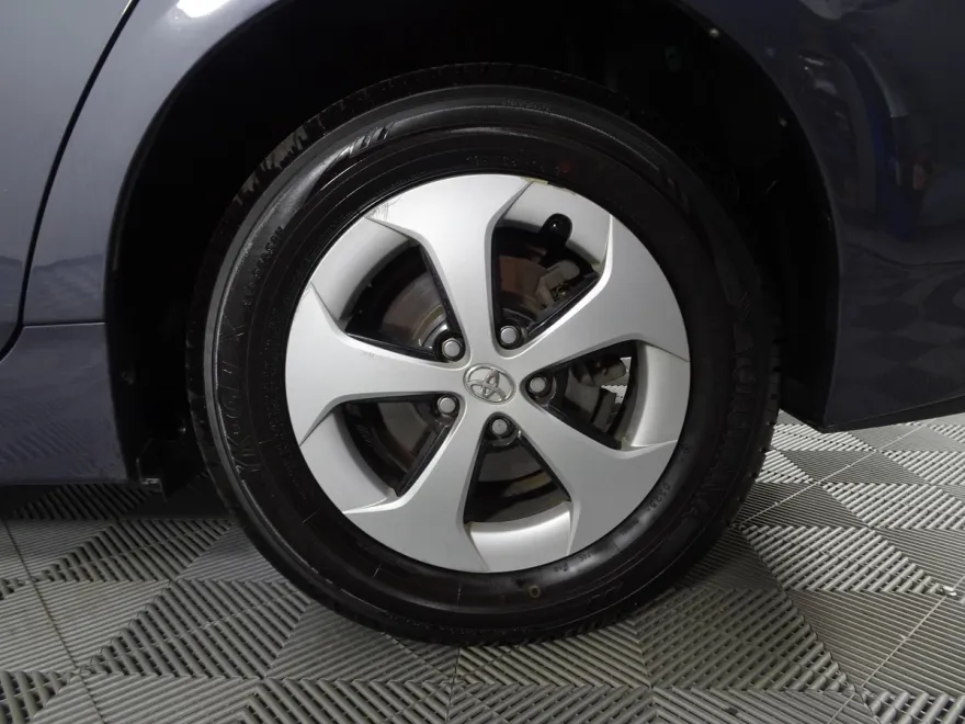 2013 Toyota Prius Three photo 1