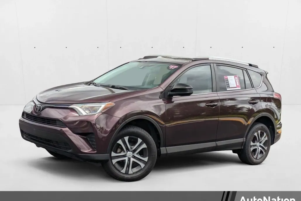 2017 Toyota RAV4 LE photo 1