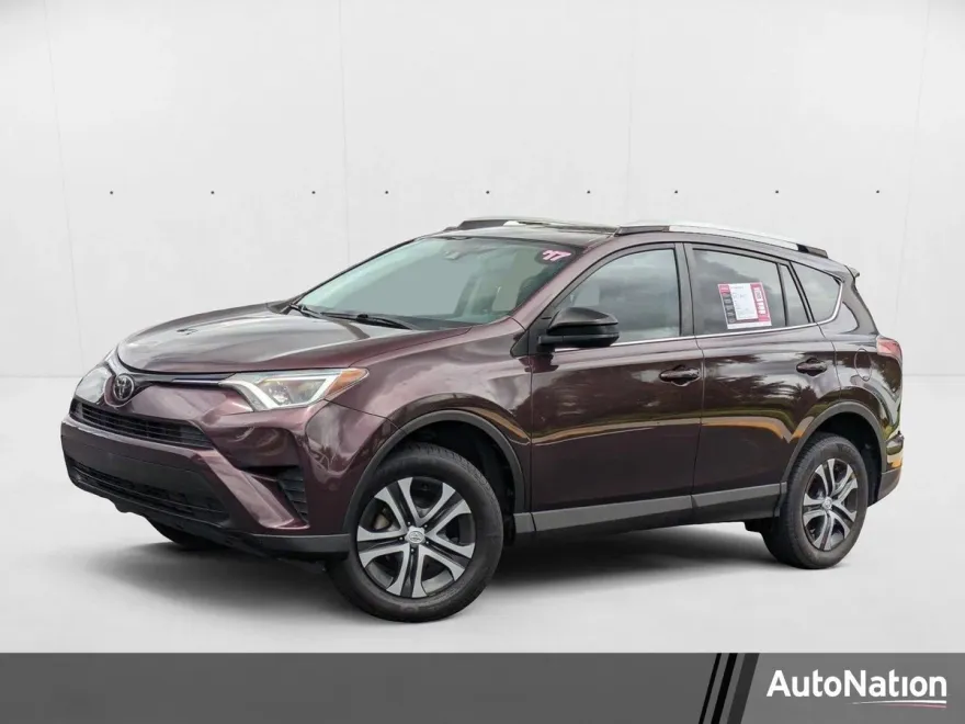 2017 Toyota RAV4 LE photo 1