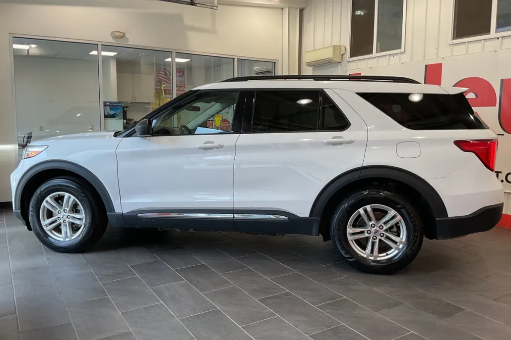 2023 Ford Explorer XLT photo 1