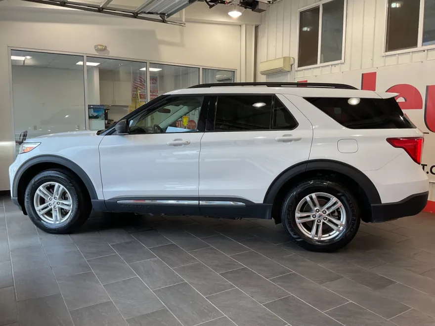 2023 Ford Explorer XLT photo 1