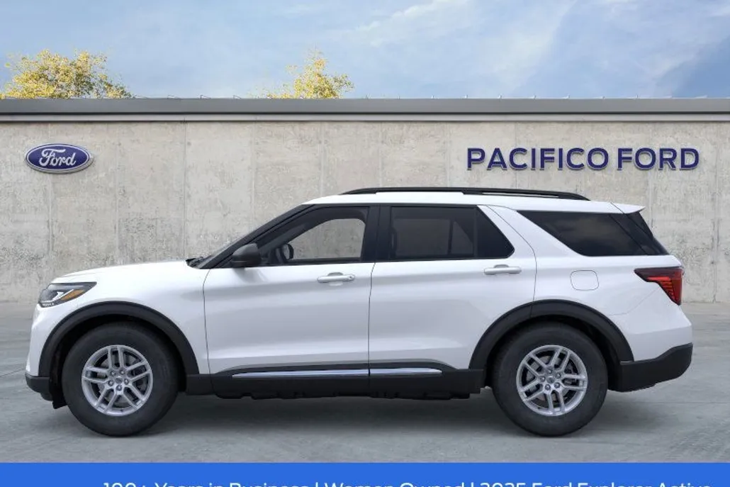 2025 Ford Explorer photo 1