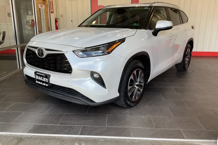 2023 Toyota Highlander XLE photo 1
