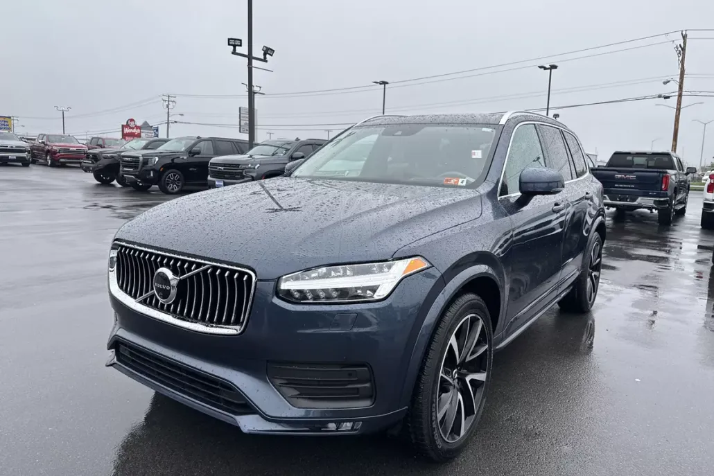 2022 Volvo XC90 T6 Momentum photo 1