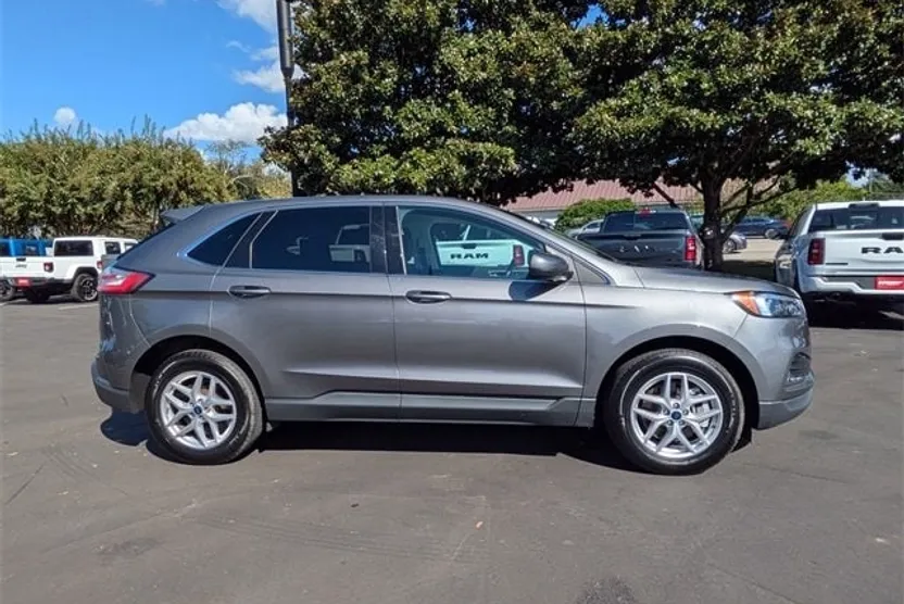 2022 Ford Edge SEL photo 1