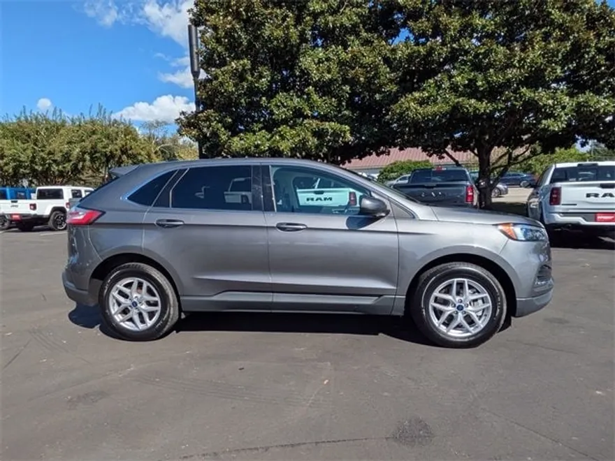 2022 Ford Edge SEL photo 1