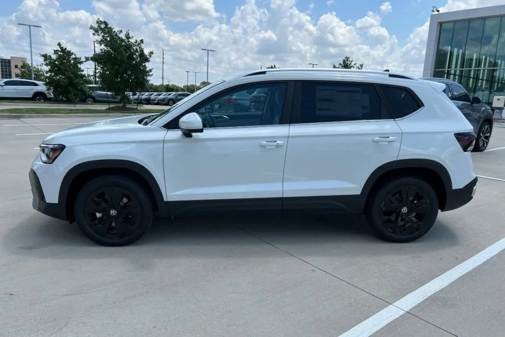 2025 Volkswagen Taos SE photo 1