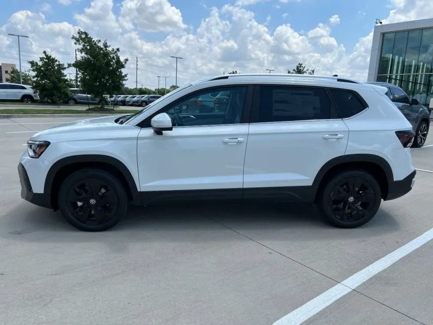 2025 Volkswagen Taos SE photo 1