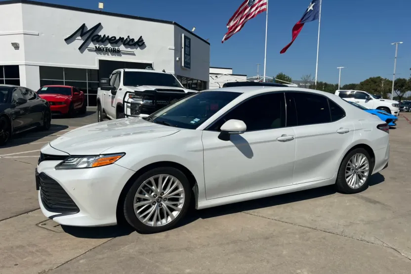 2018 Toyota Camry SE XLE photo 1