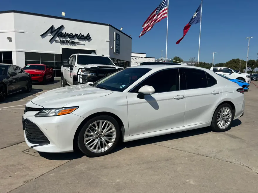 2018 Toyota Camry SE XLE photo 1