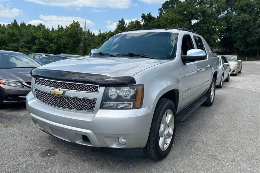 2011 Chevrolet Avalanche LTZ photo 1