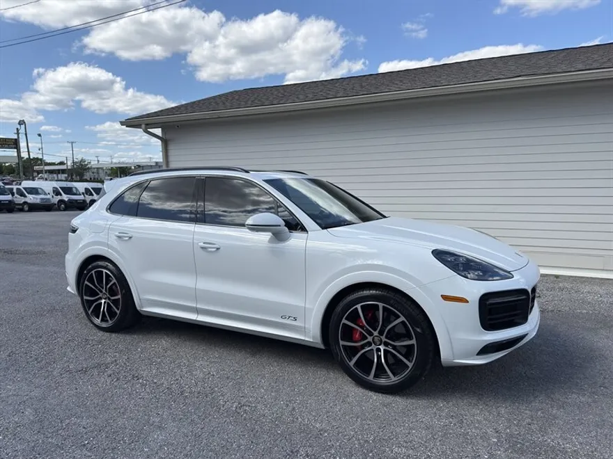 2022 Porsche Cayenne GTS photo 1