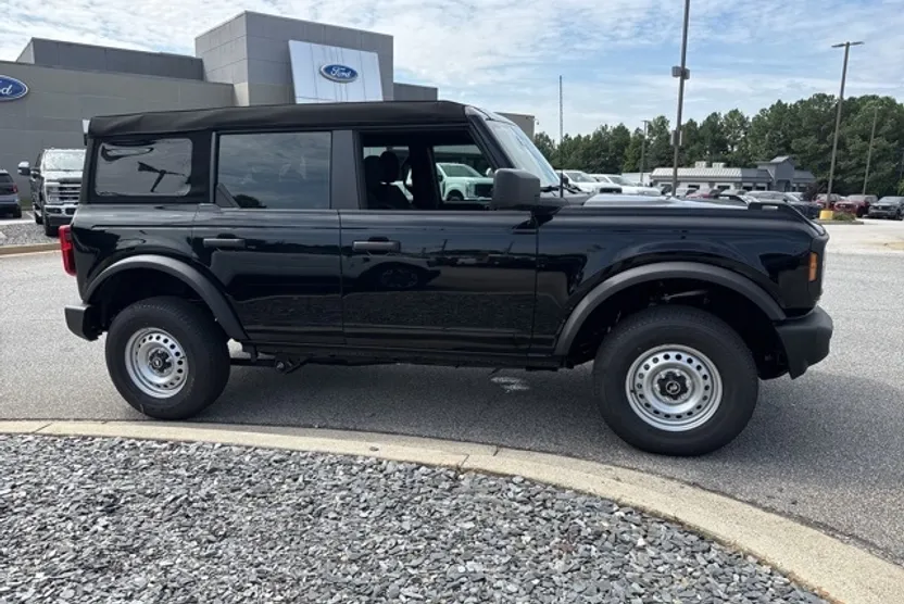 2025 Ford Bronco Base photo 1