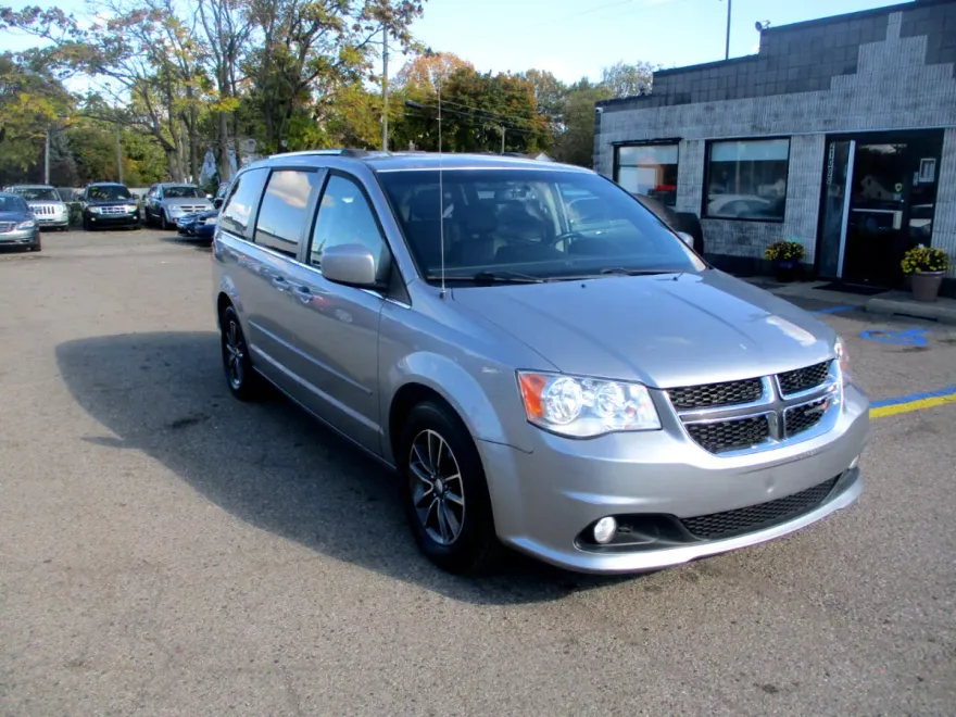 2016 Dodge Grand Caravan SXT photo 1