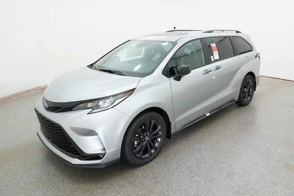 2025 Toyota Sienna XSE photo 1