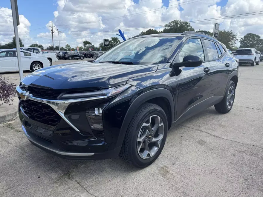 2025 Chevrolet Trax LT photo 1