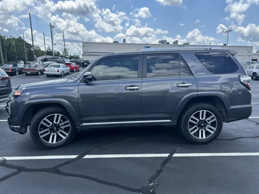 2020 Toyota 4Runner SR5 photo 1