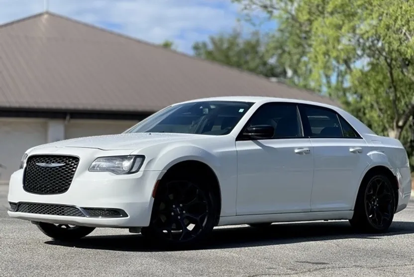 2019 Chrysler 300 Touring photo 1