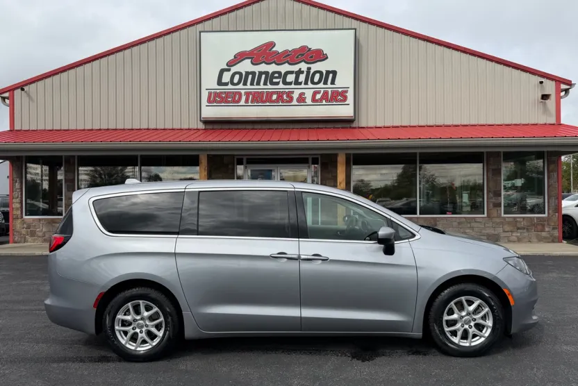 2020 Chrysler Voyager LX photo 1