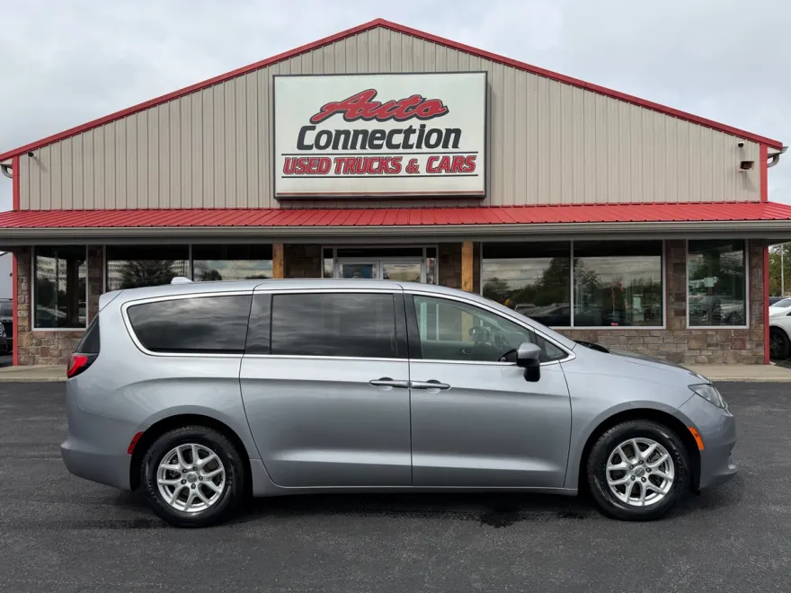 2020 Chrysler Voyager LX photo 1