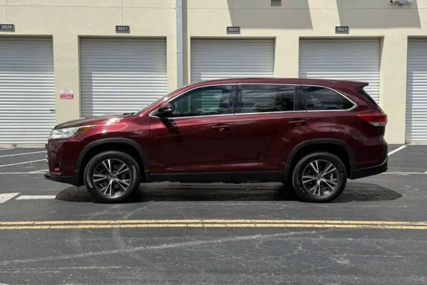 2019 Toyota Highlander LE photo 1