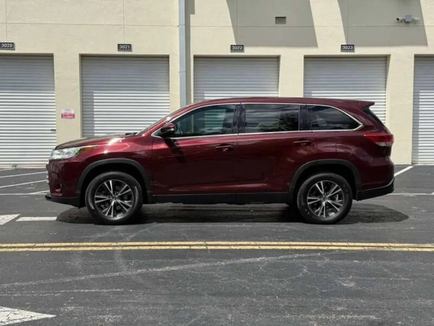 2019 Toyota Highlander LE photo 1
