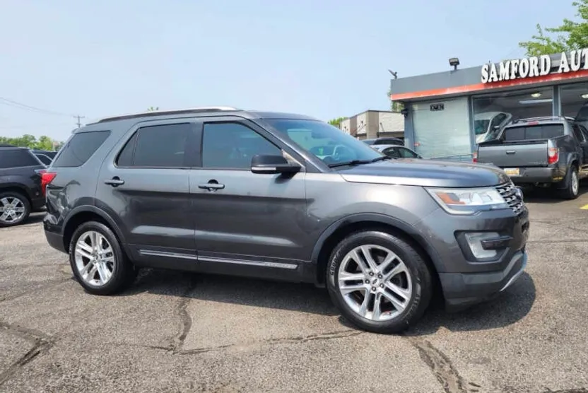2016 Ford Explorer XLT photo 1