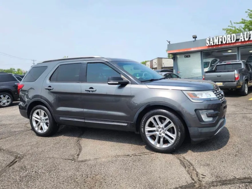 2016 Ford Explorer XLT photo 1