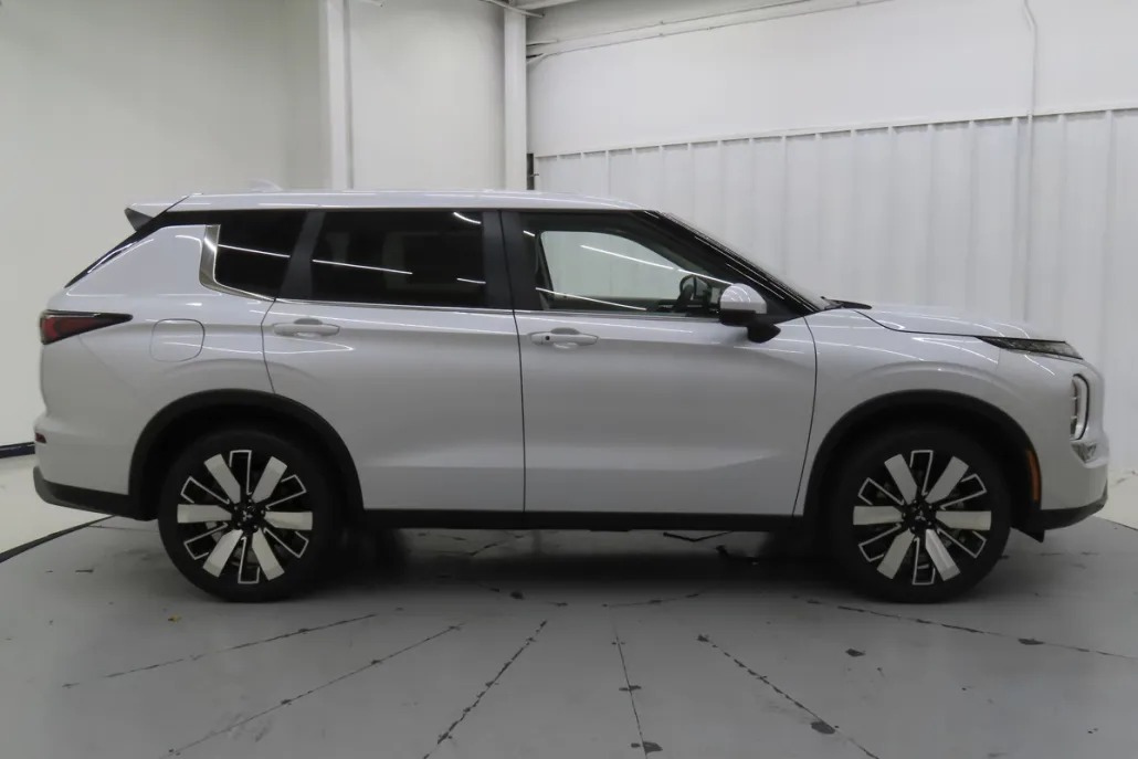 2025 Mitsubishi Outlander SE photo 1