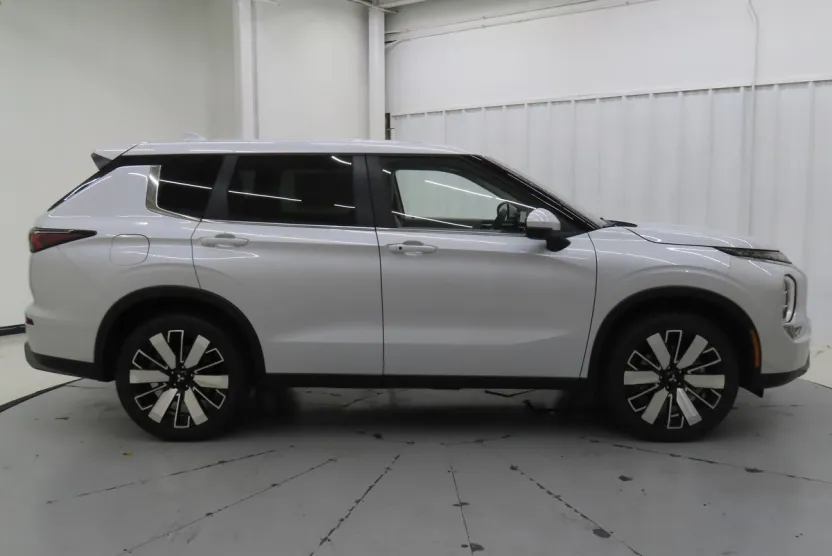 2025 Mitsubishi Outlander SE photo 1