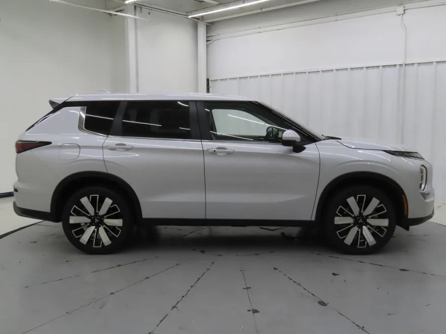 2025 Mitsubishi Outlander SE photo 1