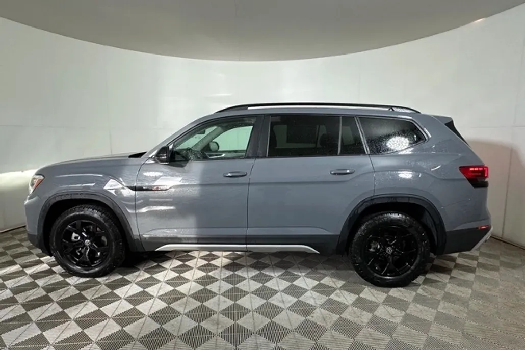 2025 Volkswagen Atlas Peak Edition SE photo 1