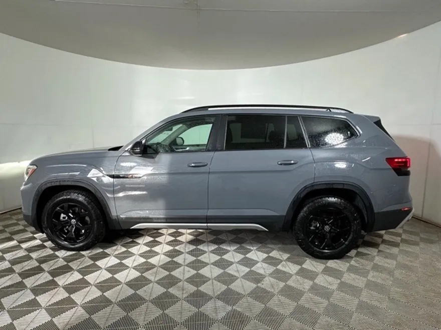 2025 Volkswagen Atlas Peak Edition SE photo 1
