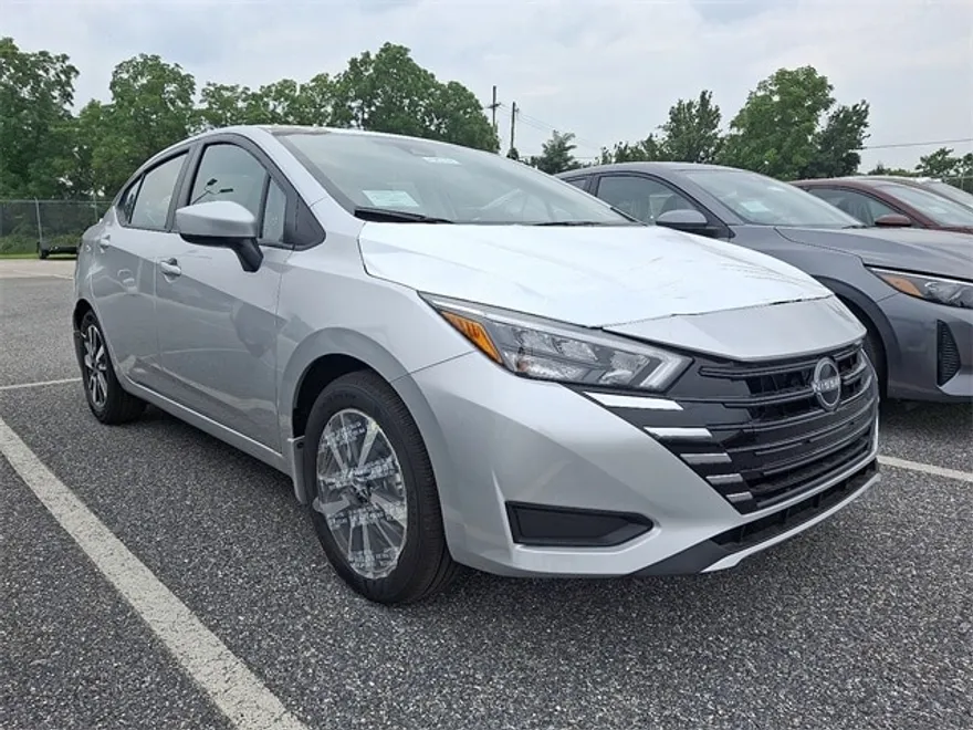 2025 Nissan Versa 1.6 SV photo 1
