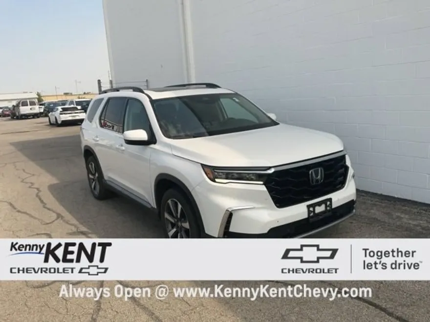 2023 Honda Pilot Touring photo 1