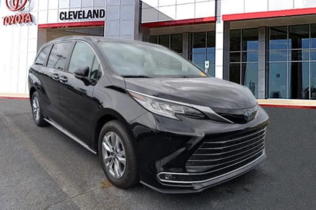 2023 Toyota Sienna Limited photo 1