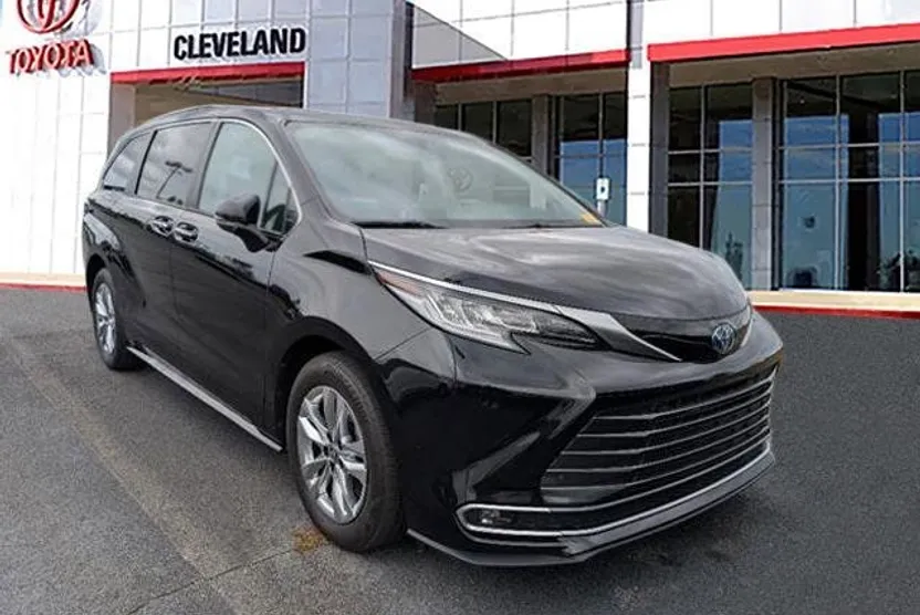2023 Toyota Sienna Limited photo 1