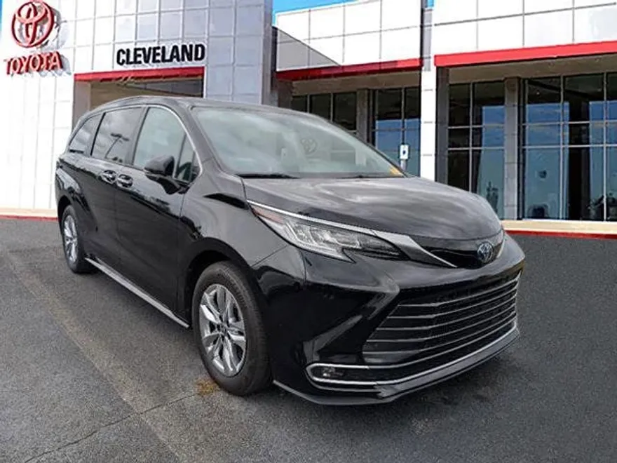 2023 Toyota Sienna Limited photo 1