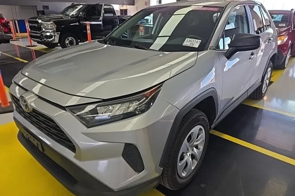 2022 Toyota RAV4 LE photo 1