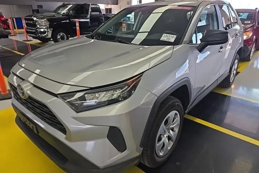 2022 Toyota RAV4 LE photo 1