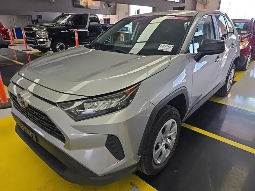 2022 Toyota RAV4 LE photo 1