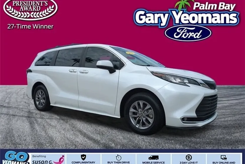 2023 Toyota Sienna XLE photo 1