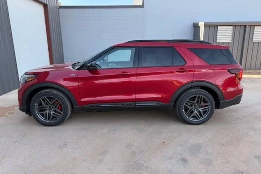 2025 Ford Explorer ST-Line photo 1