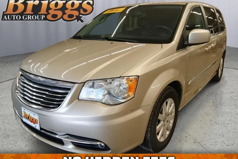 2016 Chrysler Town & Country Touring photo 1