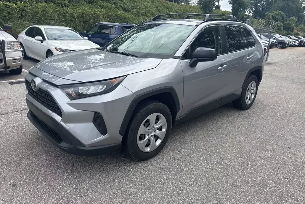 2021 Toyota RAV4 LE photo 1